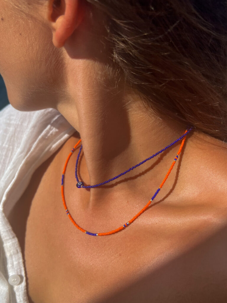 Collier de perles de couleur orange et rouge avec perles en plaqué or. Collier tendance coloré et vibrant. - France